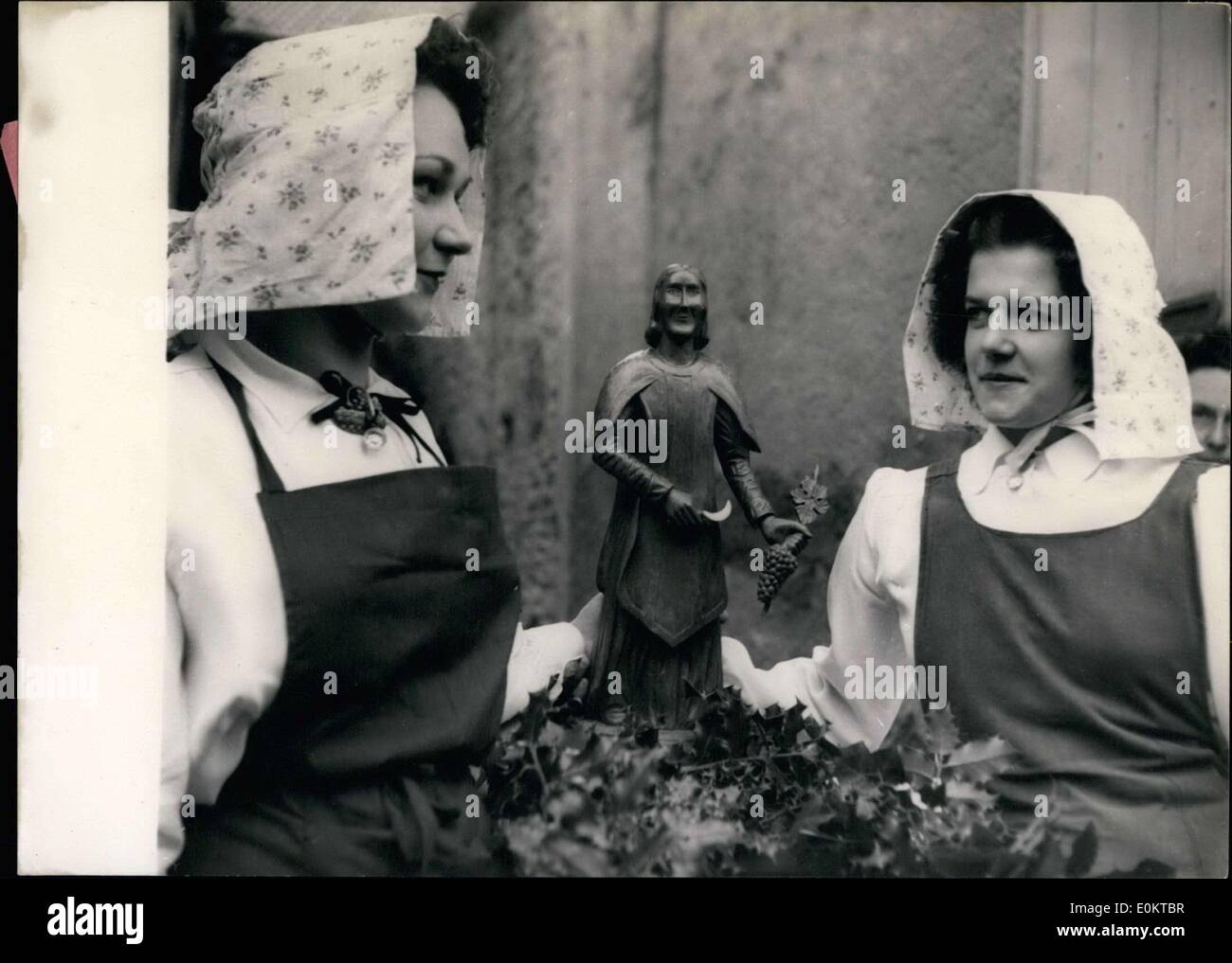 Gen 29, 1951 - Burgundian donne in costumi regionali con un St.Vincent statua . Foto Stock