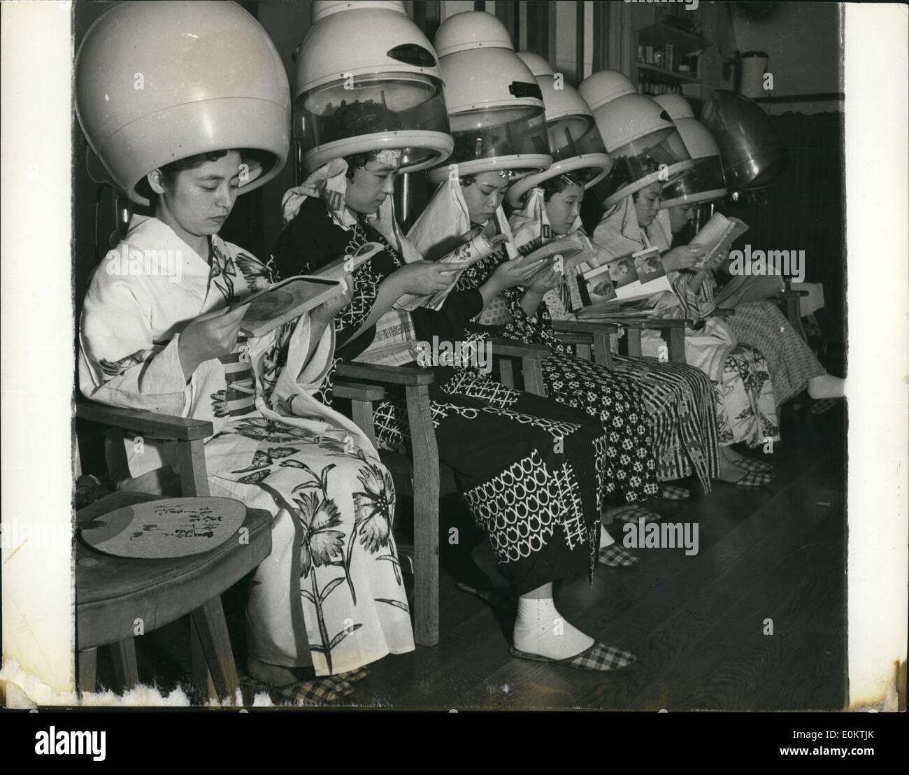 Jan 1, 1950 - Offduty, la geisha girl non indossa la sua parrucca e così lei è così particolare come la sua sorella occidentale in avente una permanente. (Data esatta sconosciuto) Foto Stock