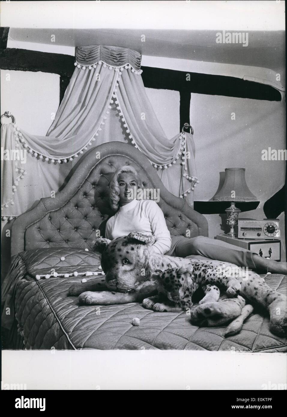 Jan 1, 1950 - Diana Dors inher lussuose camere da letto complete di toy tigri. Rosa chiffon sugli anelli argento telo la parete dietro il letto. (Data esatta sconosciuto) Foto Stock