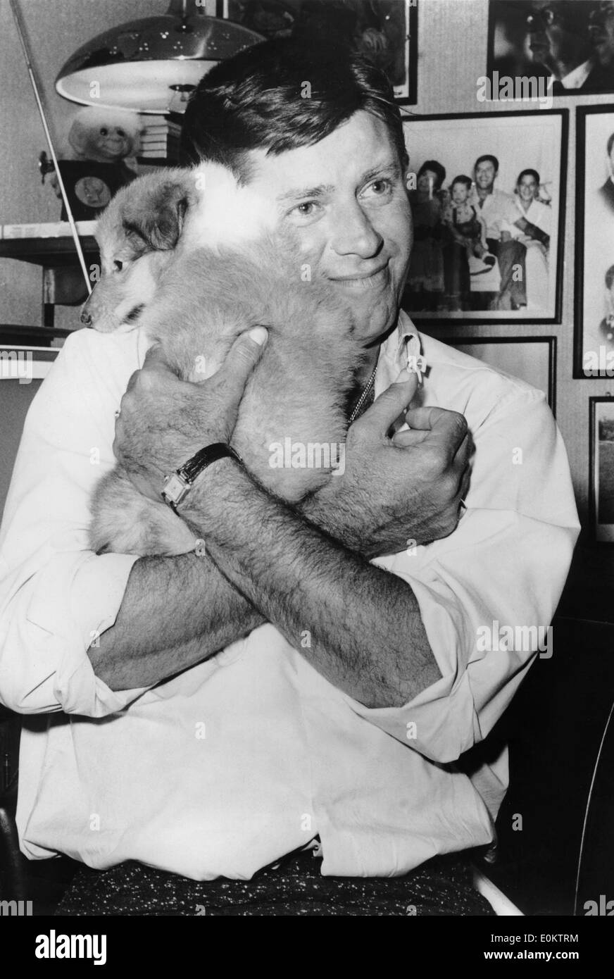 Comico Jerry Lewis abbraccia il suo cucciolo Foto Stock