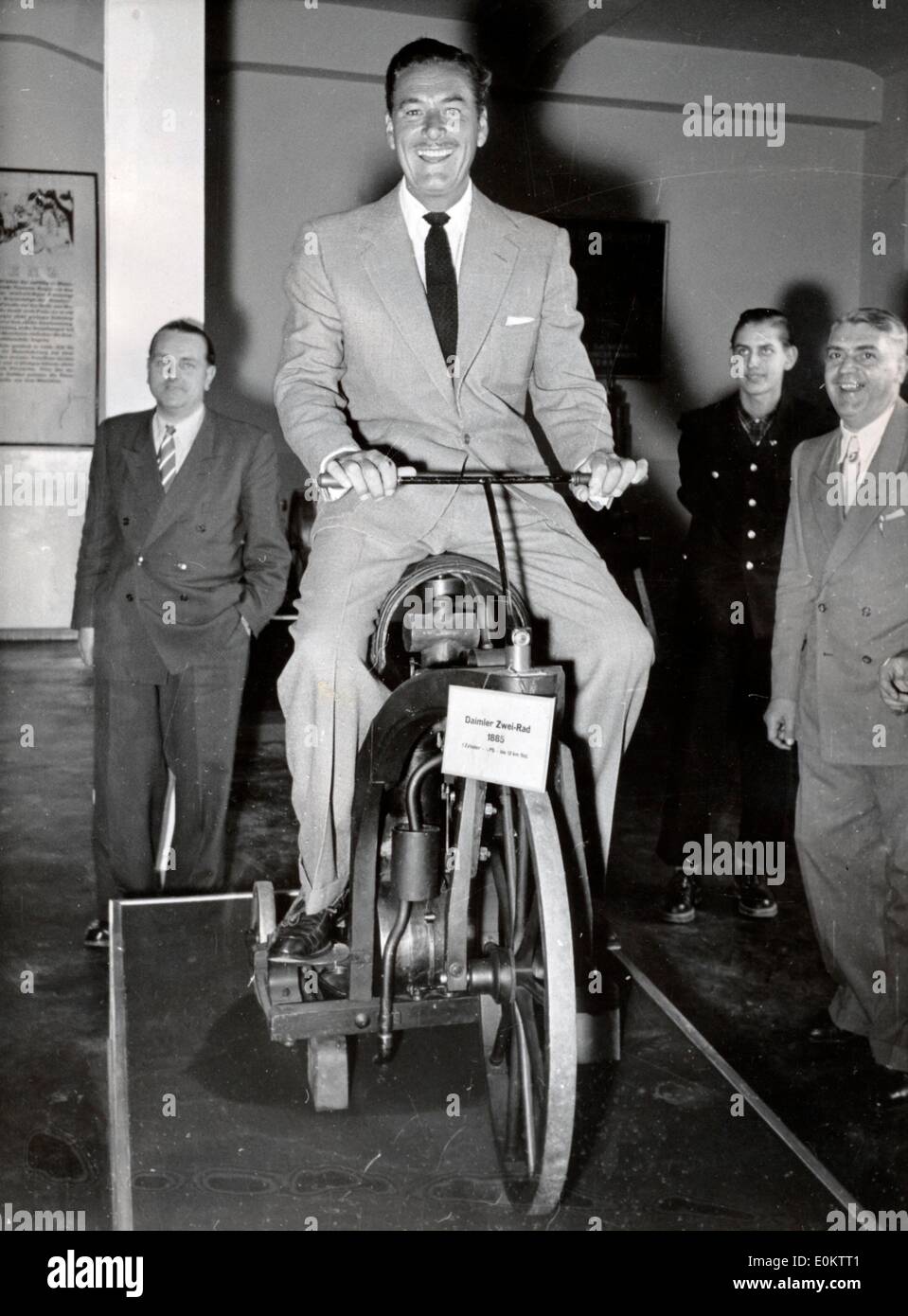Attore Errol Flynn rides bike a presentare Foto Stock