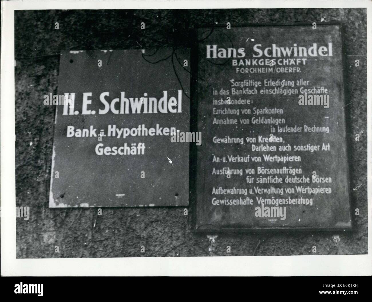 Apr. 27, 1951 - Questa banca non vuole essere chiamato "chwindel''(truffa) più! Chi può dare la colpa al proprietario della banca Schwindel se volevano alterare il loro meno-che-nome credibile a qualcos'altro? Il suo augurio potrebbe essere concesso e fuori di Schwindel, 'Schwind'' è nato. Foto Stock