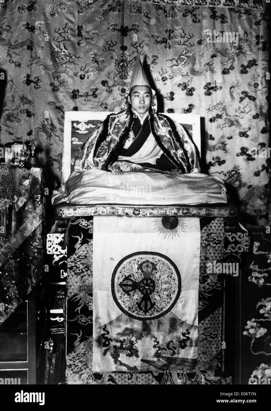 Il quattordicesimo Dalai Lama sul suo trono in Tibet Foto stock - Alamy