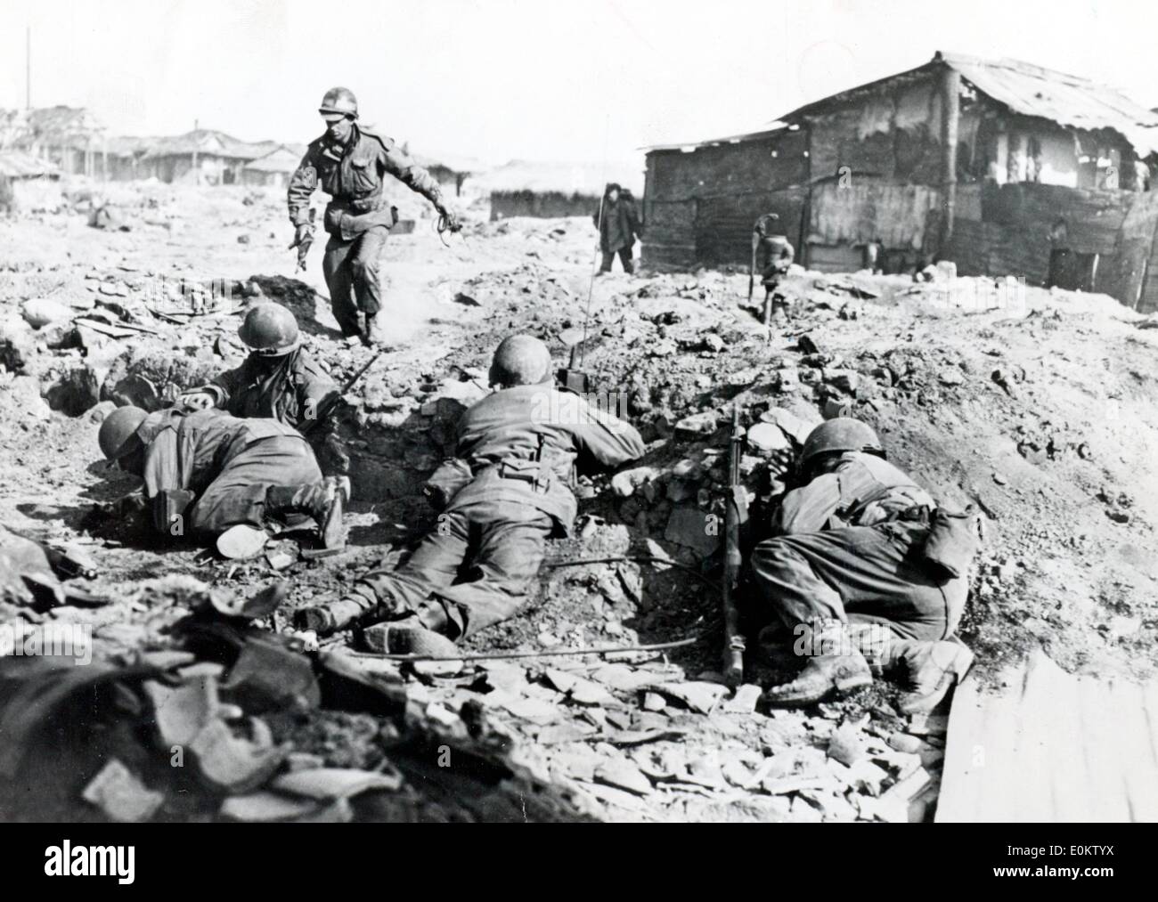 Soldati americani tenendo il coperchio durante la Guerra di Corea Foto Stock