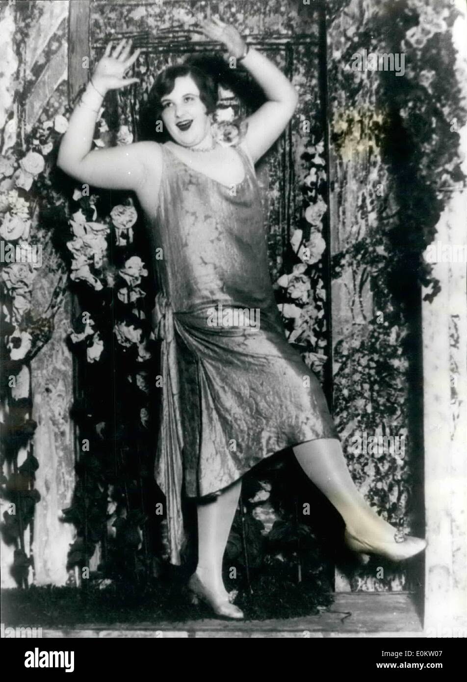 Giugno 06, 1951 - Danza e crescere sottile nelle parole dell'Immortale Shakespeare ''la salsa di mele": Miss Kate Smith, 19 anni e   libbre danze il ''Charleston'' in    come nuovo spettacolo, ''Luna di Miele Lane''. Miss    Washington ragazza ed è stato scoperto    canti e balli presso uno dei Foto Stock