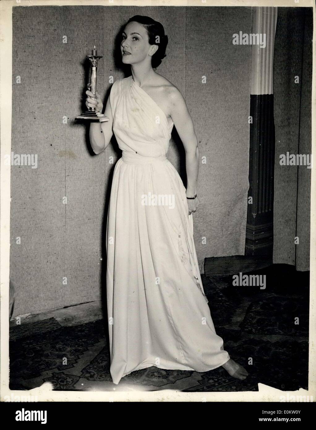 Giugno 28, 1951 - Parata di ''Osmalane'' indumenti: Un premere mostra di capi di abbigliamento realizzati dal tessuto Osamalane, si è tenuta questa mattina presso il Savoy Hotel. Il tessuto è la migliore combinazione di cotone e lana finora fabbricato in qualsiasi parte del mondo. Il film è stato prodotto da Miss Bettie Spurling, la BBC Television consigliere di moda. La foto mostra un bianco off una spalla camicia da notte, nel nuovo tessuto per lo spettacolo di oggi. Foto Stock