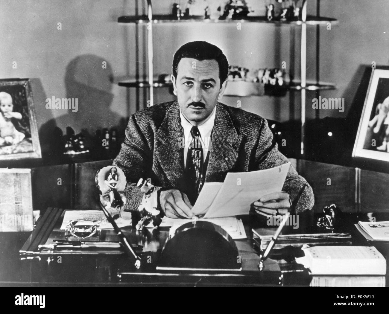 Walt Disney seduto nel suo ufficio Foto Stock