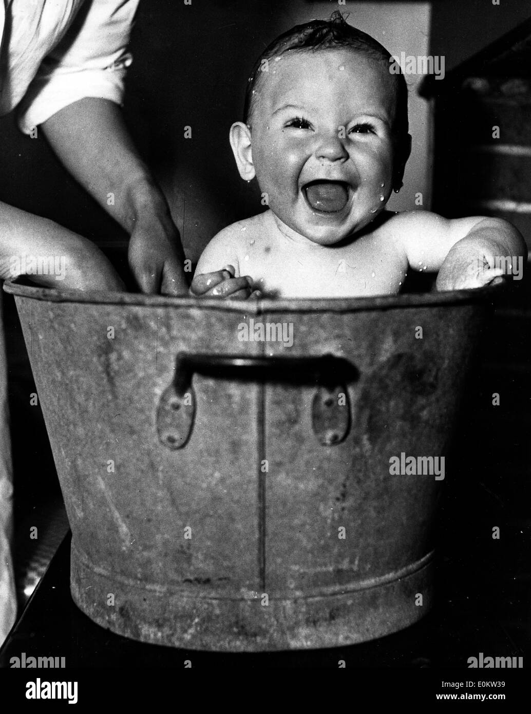 Feb 16,1950; Londra, UK; Baby getting pulita. Foto Stock