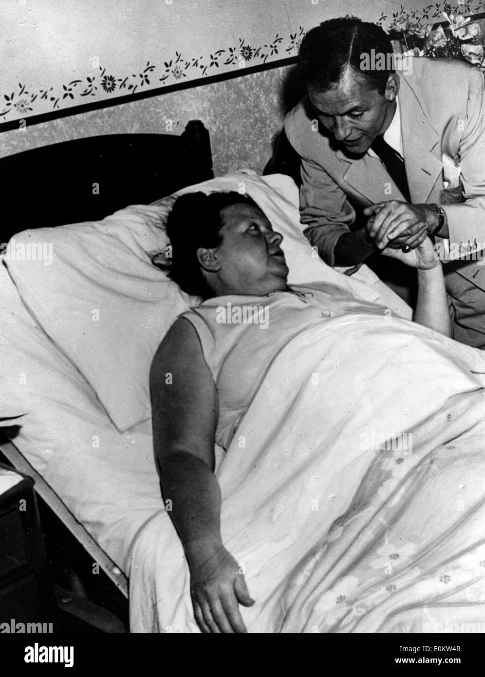 Il cantante Frank Sinatra da sua madre posto letto in ospedale Foto Stock