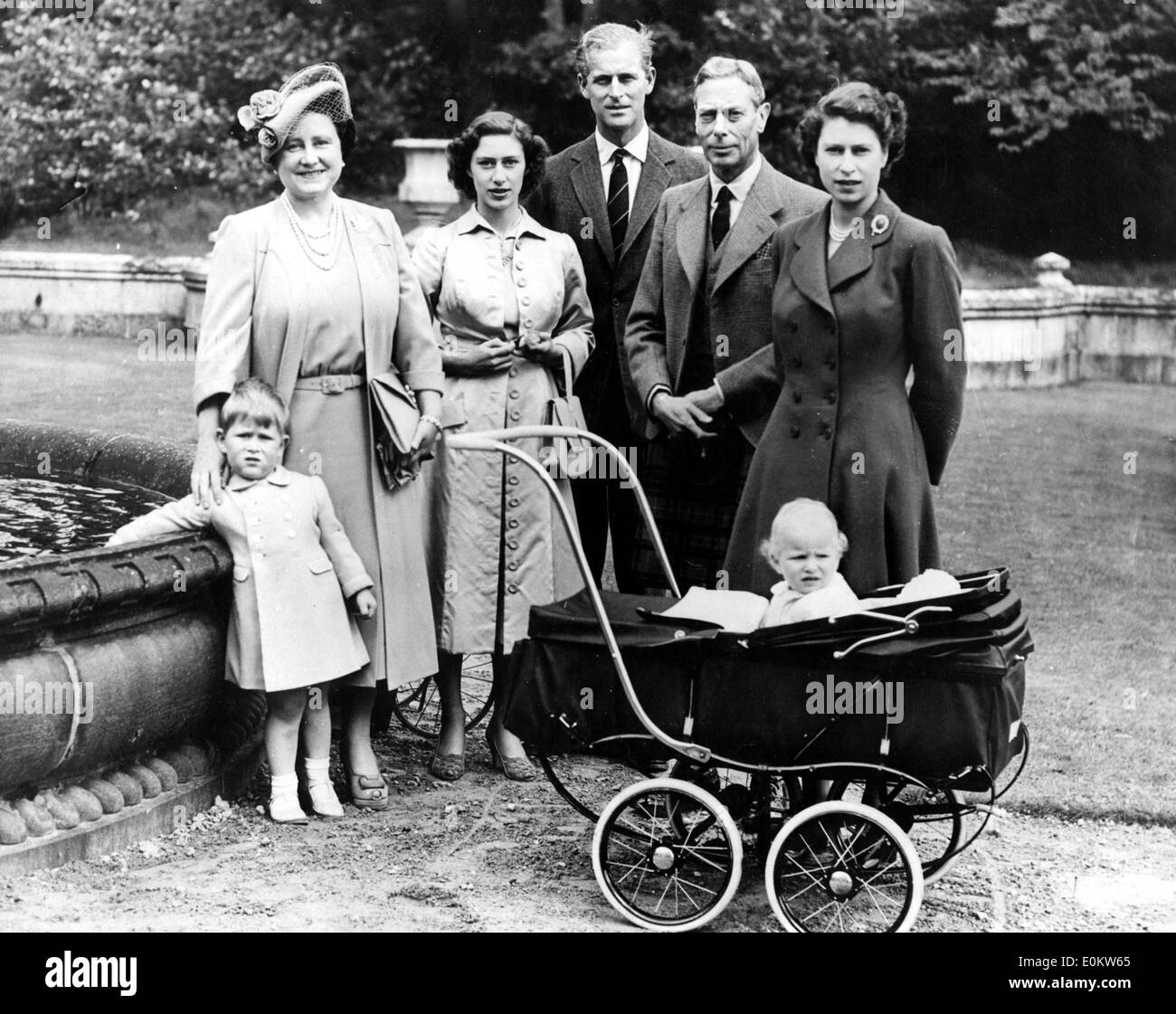 Membri del Windsor Royal Family in piedi nel loro cortile Foto Stock