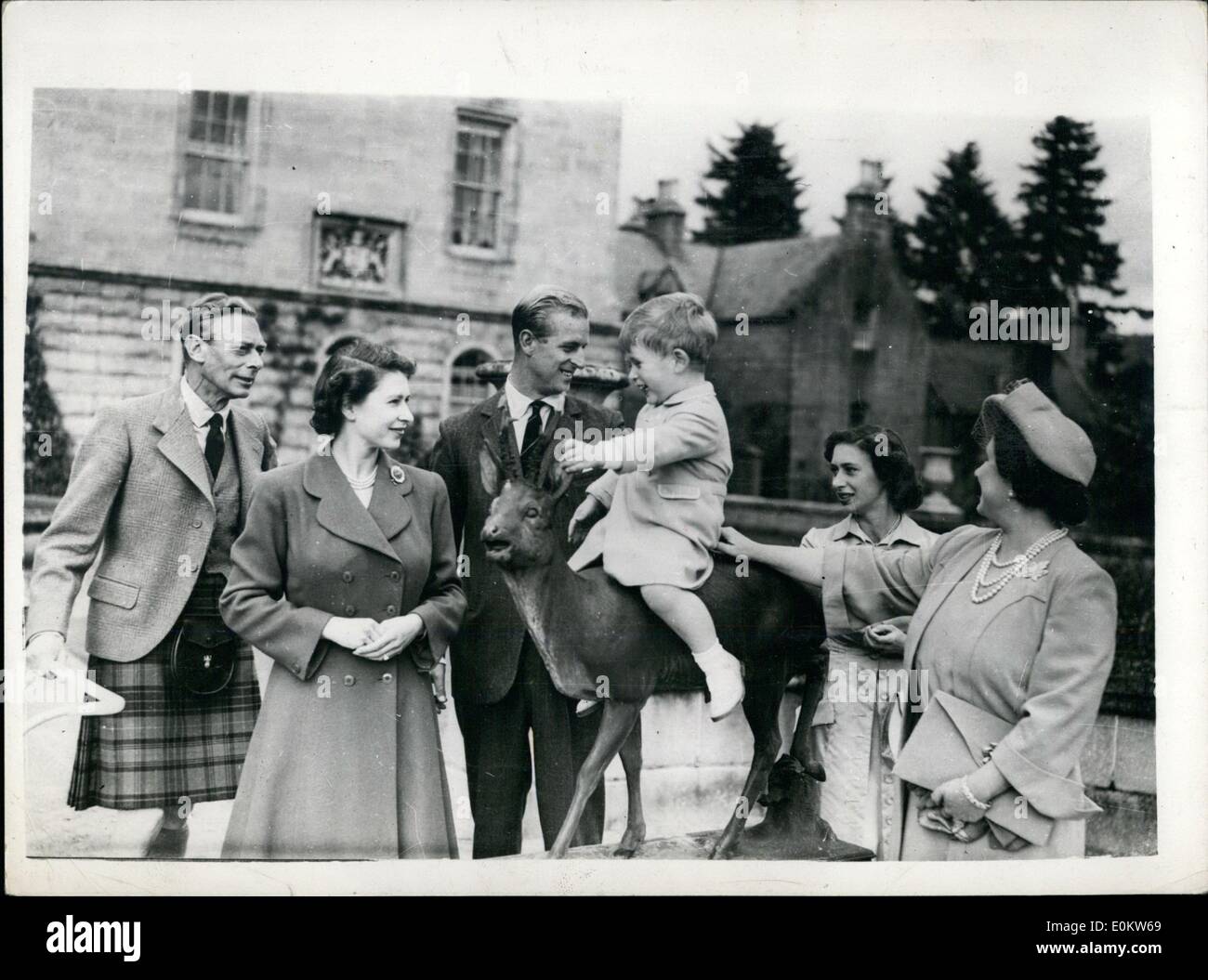 08 agosto 1951 - buon incontro a Balmoral . Il Re e la Regina e la Principessa Margaret, che sono in residenza al Castello Balmoral, sono spesso visitati dalla Principessa Elisabetta e dal duca di Edimburgo, con i loro due figli che soggiornano nella vicina Birkhall. L'approvazione reale è stata data a questa immagine, fatta nei terreni del castello durante una delle visite. Foto mostra il Principe Carlo è il centro di attrazione, mentre si siede a cavallo della scultura di un cervo nel terreno di Balmoral Foto Stock