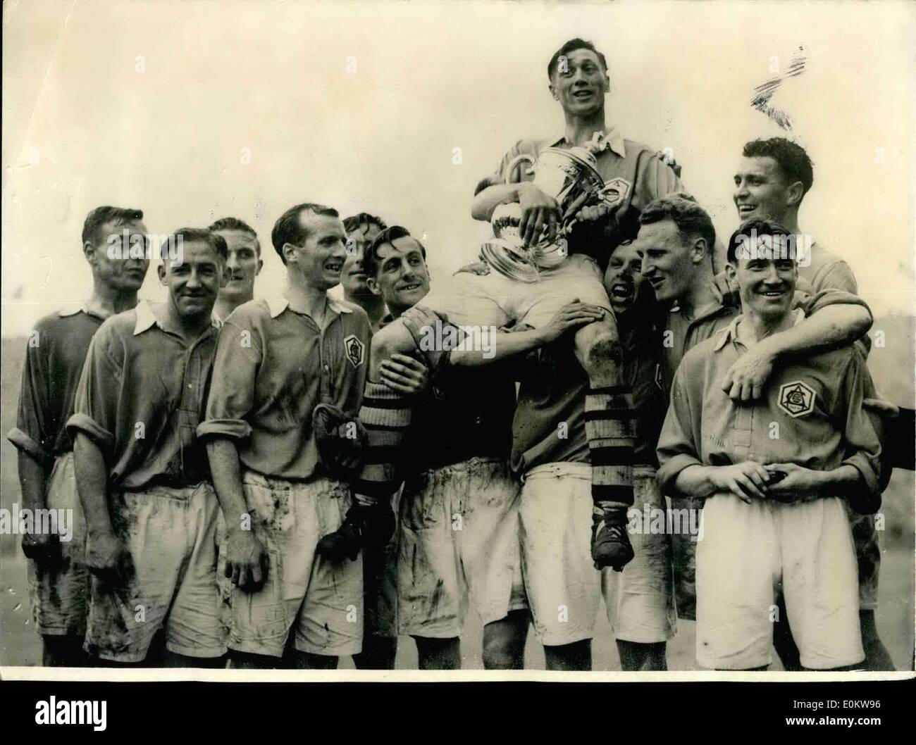 04 aprile 1950 - Arsenal  Liverpool 2 - o per vincere la Coppa F.A. a Wembley. Foto mostra i membri del proly del team Arsenal presiedere il loro capitano Joe Merger come egli porta la coppa F.A. che hanno vinto battendo Liverpool a Wembley questo pomeriggio da due gol a Nil. Foto Stock