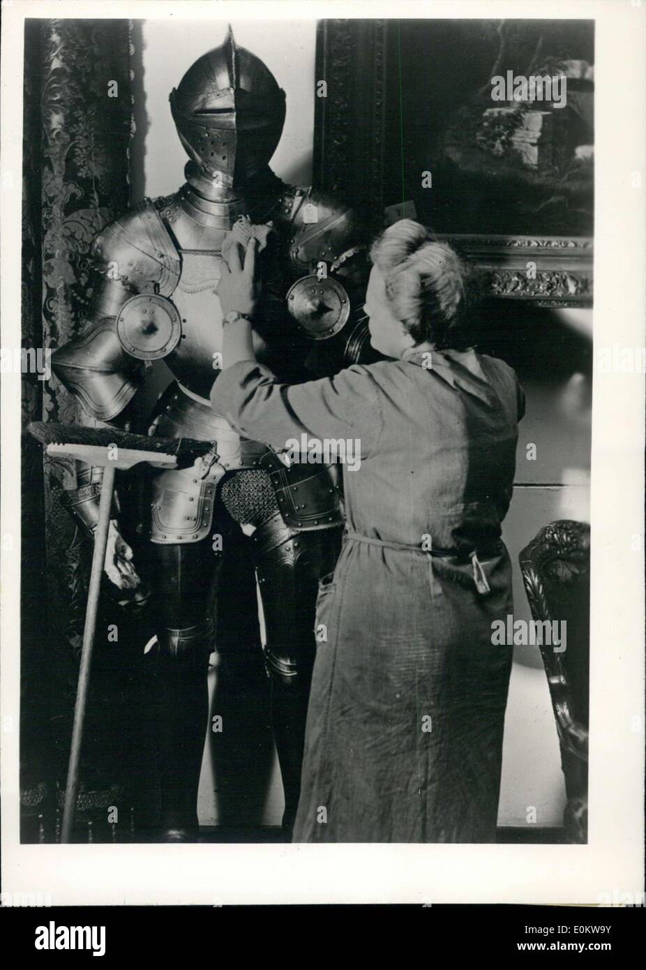 Apr. 17, 1950 - L'arte internazionale Trade show è arrivato in Braunschweig, Germania. Pezzi da oltre 400 collezionisti e mercanti provenienti da tutta la Germania e l'Europa occidentale erano presenti. Il duca Ernst August zu Braunschweig und Lueneburg hanno contribuito alcuni dei suoi pezzi per la mostra, compresa questa tuta di armor dal XVI secolo vale la pena di 15.000 DM. Foto Stock