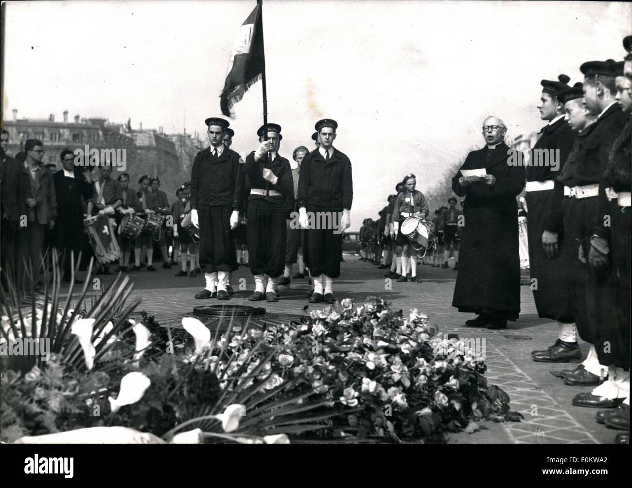 Apr. 21, 1950 - Studenti presso la tomba del Soldato sconosciuto Foto Stock