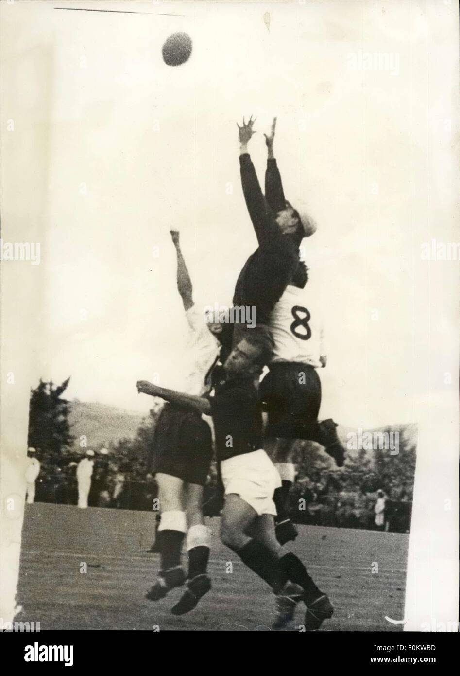 Maggio 17, 1950 - Inghilterra ha battuto il Portogallo da cinque obiettivi a tre a Lisbona. Mostra fotografica di:- Inghilterra cliente loro secondo obiettivo. Il portiere portoghese salta in un vano tentativo di salvare l'Inghilterra del secondo obiettivo premuto duro da Tom Finney (sinistra) e Mortensen (n. 8) Foto Stock