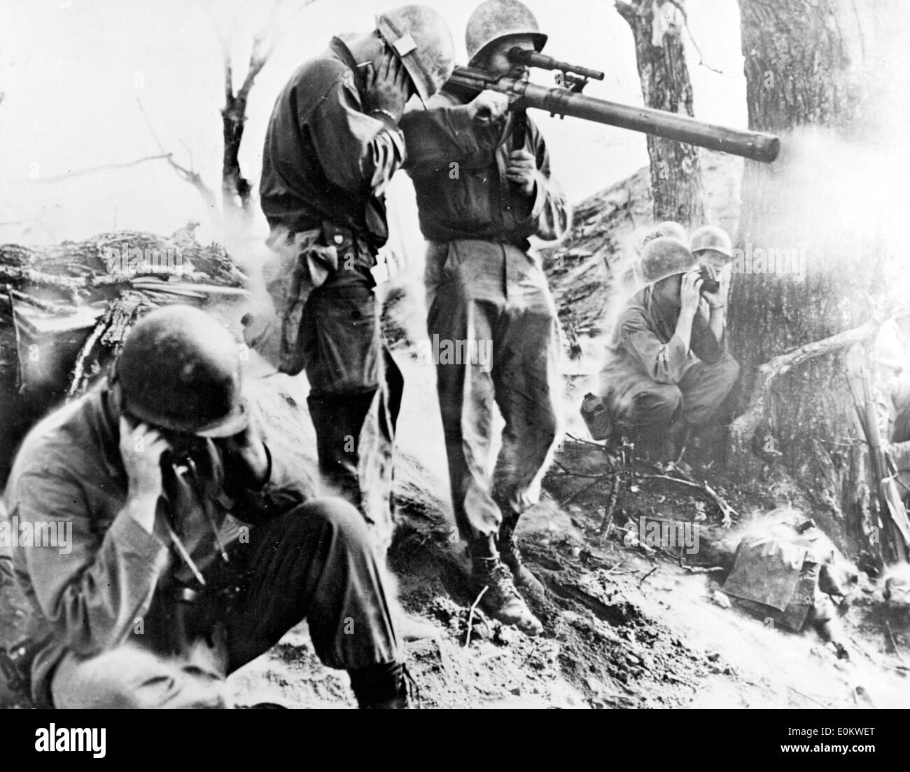 Soldato americano con un bazooka durante la Guerra di Corea Foto Stock