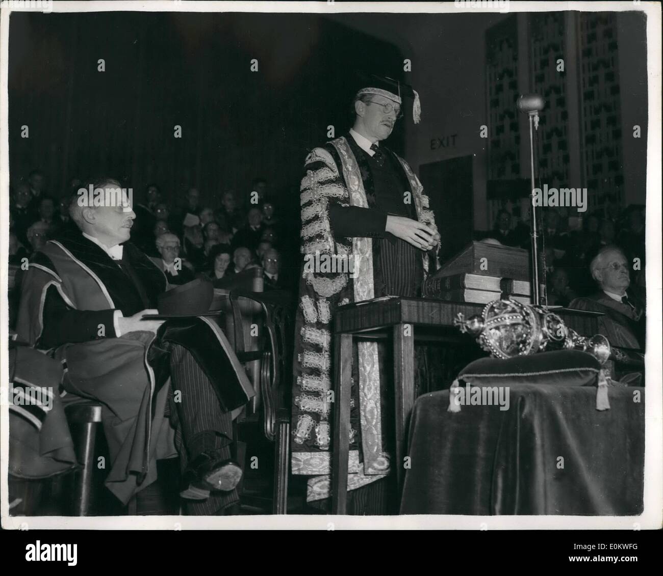 Nov. 11, 1951 - Lord Cancelliere di Liverpool: Signore Salisbury, il signore Privy Seal, è stato installato ieri come Cancelliere dell Università di Liverpool in successione alla fine Oliver Stanley. La foto mostra il Signore parla di Salisbury dopo la sua installazione di ieri. Foto Stock