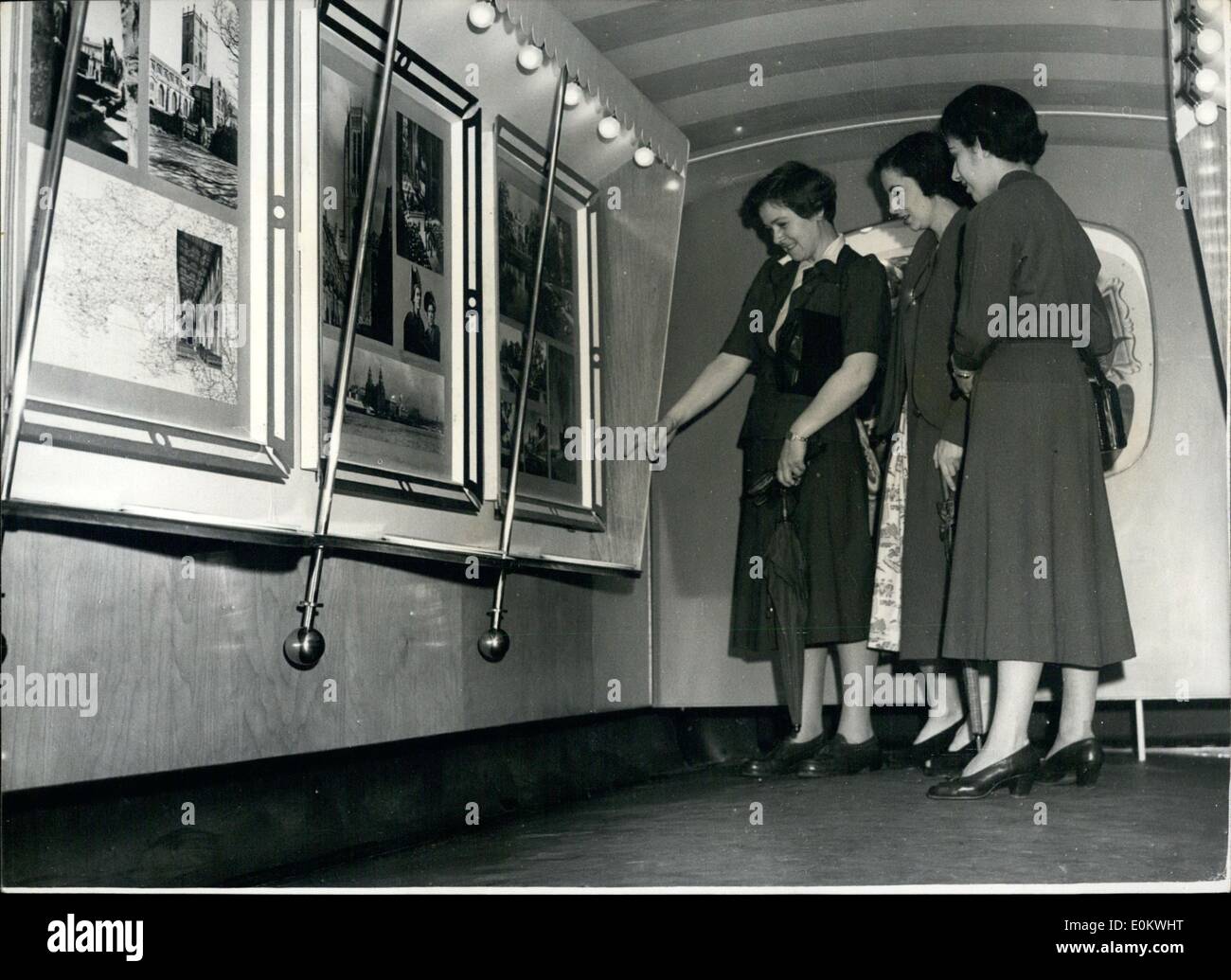 Lug. 07, 1950 - Festival della Gran Bretagna Autobus preparare per 4.000 miglia di giro dell'Europa. Quattro autobus di Londra, tipico double dockers erano Foto Stock