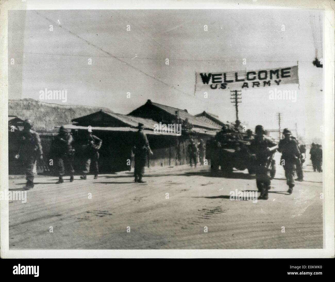 Lug. 07, 1950 - Segno accoglie U.S. Army: Corea: truppe della prima divisione di cavalleria passano sotto un segno di benvenuto al momento del loro arrivo qui. Foto Stock