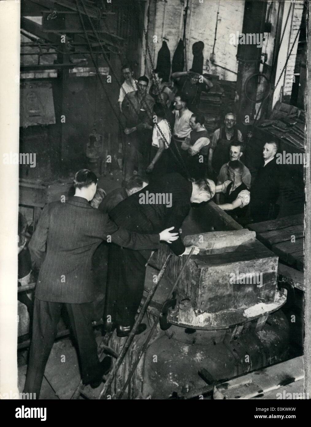 Lug. 28, 1950 - 28-7-50 British fatta la libertà Bell di ring a Berlino. Ambasciatore americano assiste cerimonia. Il sig. Lewis Douglas, l'Ambasciatore degli Stati Uniti a Londra, ha partecipato alla cerimonia presso i sigg. Gillett e Johnston a Croydon ieri della colata della Campana della Libertà . La campana viene ad essere collocato nella città di Berlino per il popolo americano come un simbolo per il mondo libero la resistenza contro il comunismo. Esso sarà otto piedi alto, pesare dieci tonnellate e si recano la scritta che questo mondo, sotto gli occhi di Dio possa avere una rinascita della libertà . Keystone Foto Mostra: Mr Foto Stock