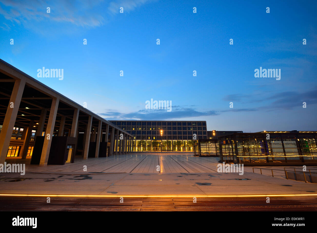 Il Willy-Brandt-Platz è una piazza di fronte Berlin Brandenburg Airport (IATA: BER), il nuovo aeroporto internazionale di Berlino, capitale della Germania. - 21 Aprile 2014 Foto Stock