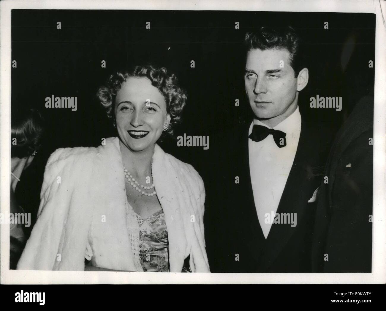 Il 12 Dic. 1951 - La figlia del presidente e la sua stella verde escort. Margaret Truman e Jean Pierre Aumont.: Margaret Truman figlia del presidente degli Stati Uniti è scortato da Jean Pierre Aumont quando arrivò per la apertura della Ziedfield Theatre di New York di recente. Jean Aumont fu il marito della fine del film di star Marie Montez che morì mentre facendo il bagno nel suo appartamento di Parigi il 7 settembre. Foto Stock