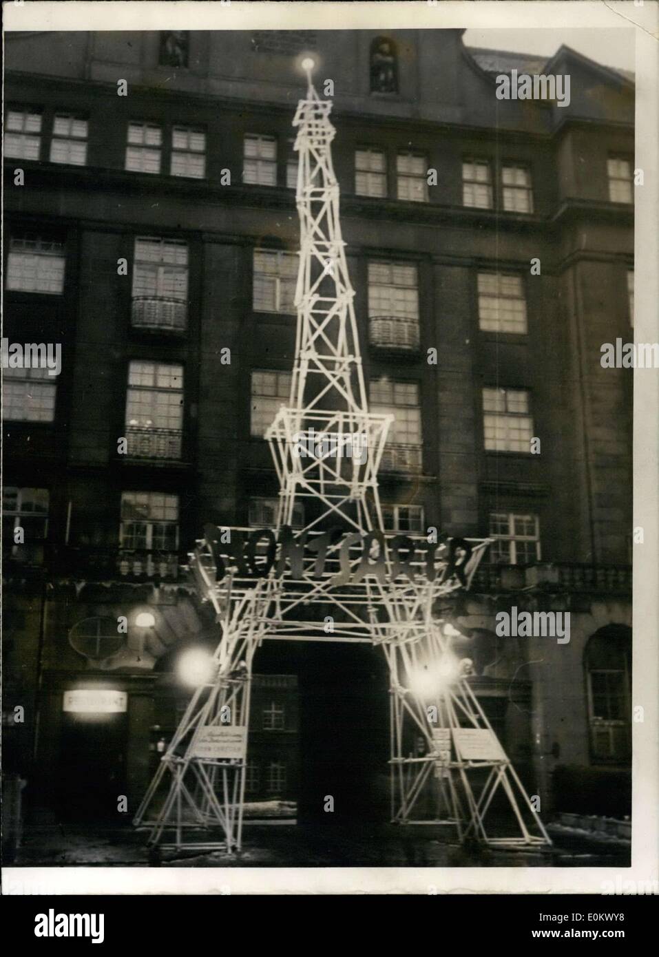 Gen 30, 1952 - Parigi giunge all'Alster! Una miniatura della Torre Eiffel è stato visualizzato prima della Curio-House come un emblema del poco-per-essere-che si verificano grandi arte-festival ''Monsartre'' di Amburgo. Jean Paul Sartre, Simone de Beauvoir, e altri importanti figure di Parigi sono stati invitati al festival, che è sotto il controllo del protettorato del console generale francese di Nerciat. Foto Stock