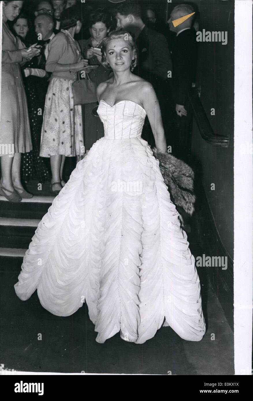 Agosto 08, 1950 - L'affascinante signora giovane in crinolina abito. viere  al primo wight. Bella Geneviere Guitry rende Foto Stock