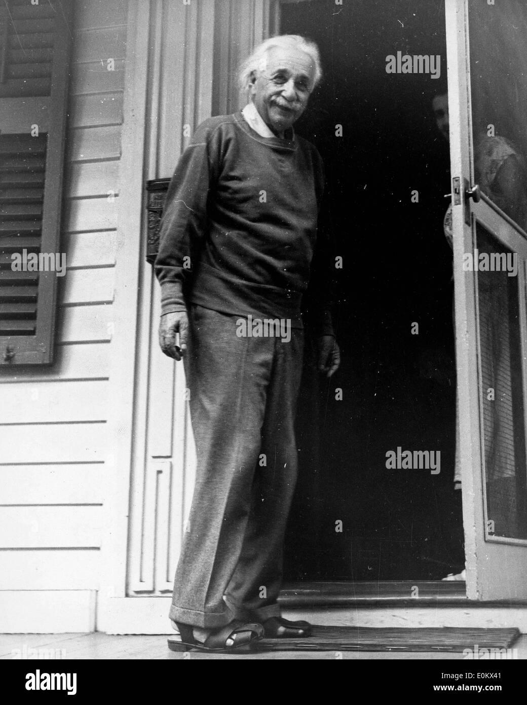 Il Professor Albert Einsteinat la porta della sua casa a Princeton, New Jersey Foto Stock