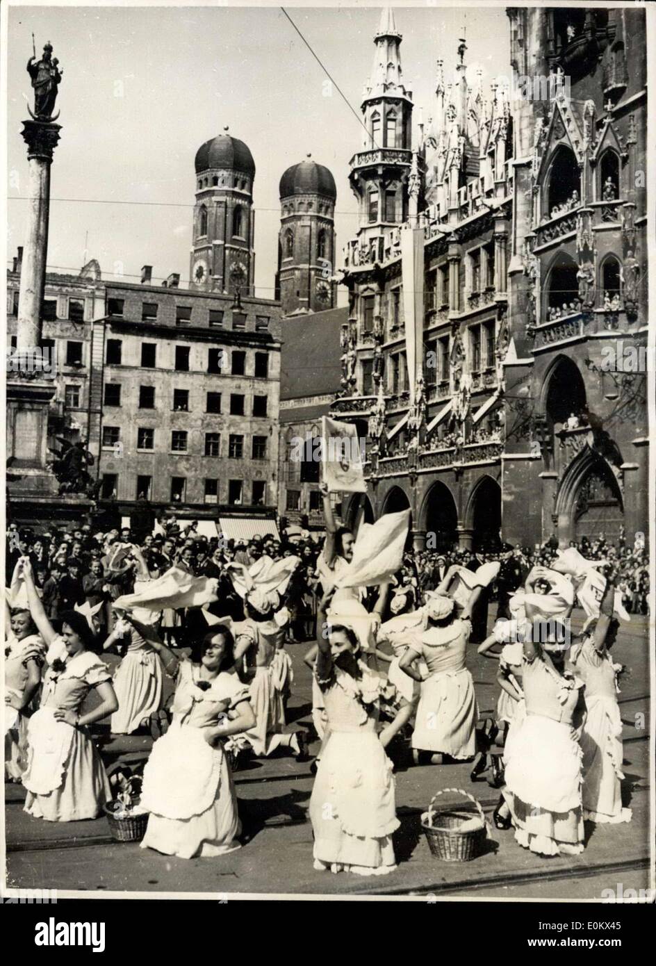 Sett. 21, 1950 - pittoresca processione a Monaco di Baviera. L'apertura del famoso ottobre fiera di Monaco di Baviera, è stato segnato da una grande processione in cui la gente da tutte le parti del sud della Germania e in Austria, indossando i costumi tradizionali, hanno preso parte. La foto mostra le donne eseguire la tradizionale danza del Monaco di Baviera ''Waschermadin'' (rondella-donne) in Marienplatz, all'esterno. Foto Stock