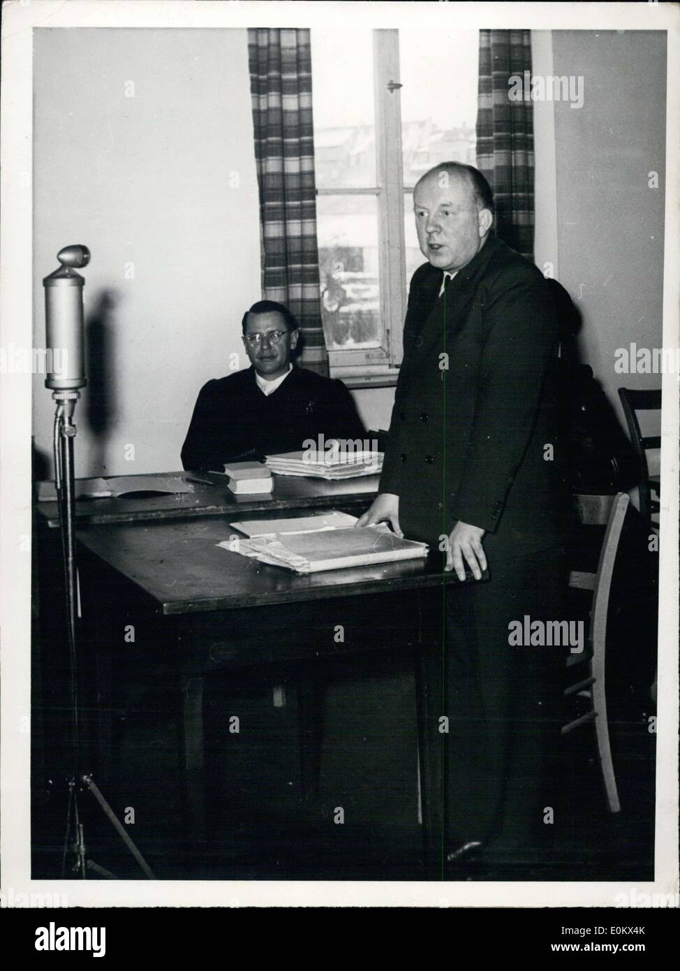 Febbraio 06, 1952 - nella foto è ex leader nazista Franz Rademacher con il suo avvocato difensore. Rademacher era in prova per essere coinvolti nell'esecuzione di massa di ebrei serbo nonché la deportazione forzata di molti ebrei verso l'isola di Madagascar. Foto Stock