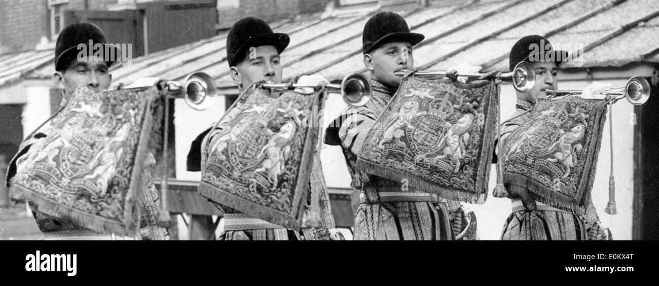 Trombettieri giocando a Queen Elizabeth II Adesione al trono Foto Stock