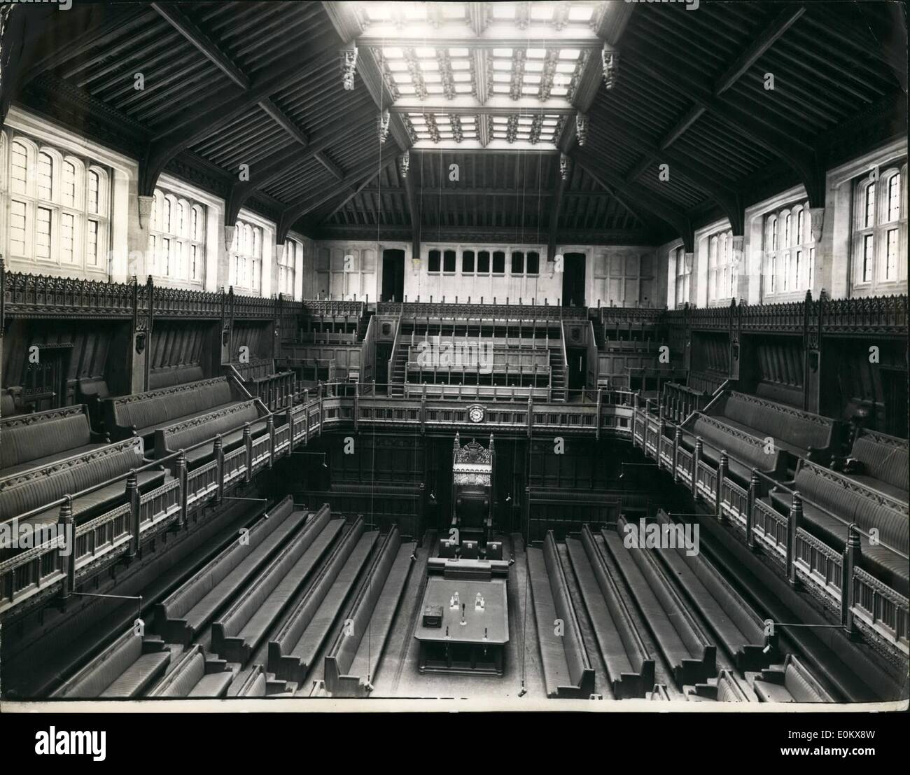 Ottobre 10, 1950 - Premere visualizza di nuovo House of Commons: Foto Mostra la vista generale all'interno della "casa" a premere visualizza di nuovo House of Commons questa mattina. La sinistra, riccamente intagliato nella tabella centro è un dono dal Canada -- altoparlante e la Sedia dietro è un dono dall'Australia. Foto Stock