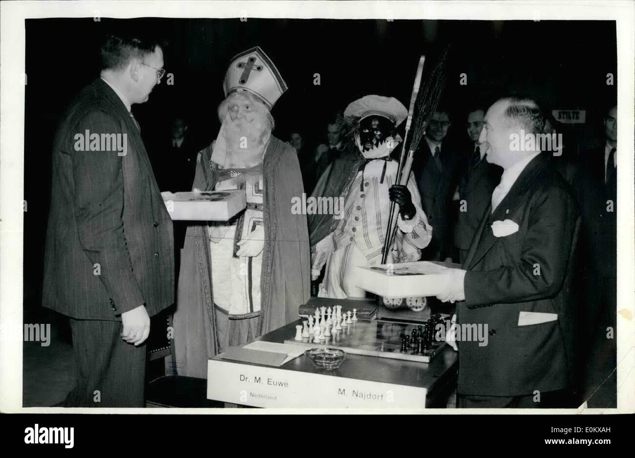 Nov. 11, 1950 - Il ''Spanish'' amico Babbo Natale di tutti i bambini olandesi visite al giorno con il torneo internazionale di scacchi a Amsterdam. Il buon vecchio con il suo servo Pete dà ai giocatori una bella lettera per banchetti, qui possiamo vedere il dottor Euwe(a sinistra) e Najdorf, numero uno (a destra) ottiene la loro lettera. Foto Stock