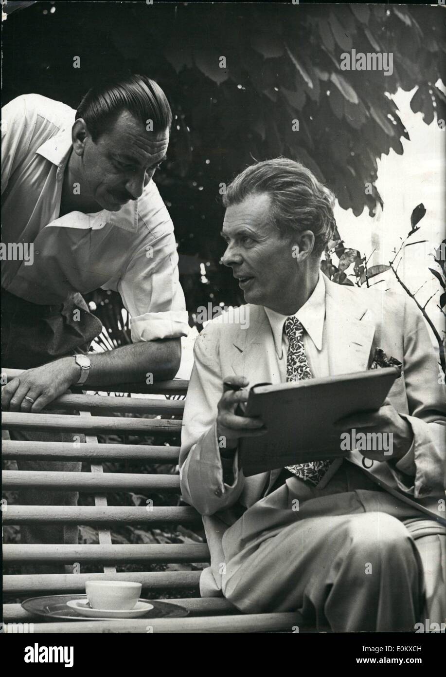Maggio 05, 1952 - Siena = il famoso scrittore americano Aldous Huxley scattato con l'editore italiano Mondadori. Huxley è in Italia per scrivere romanzi per film italiani. Foto Stock