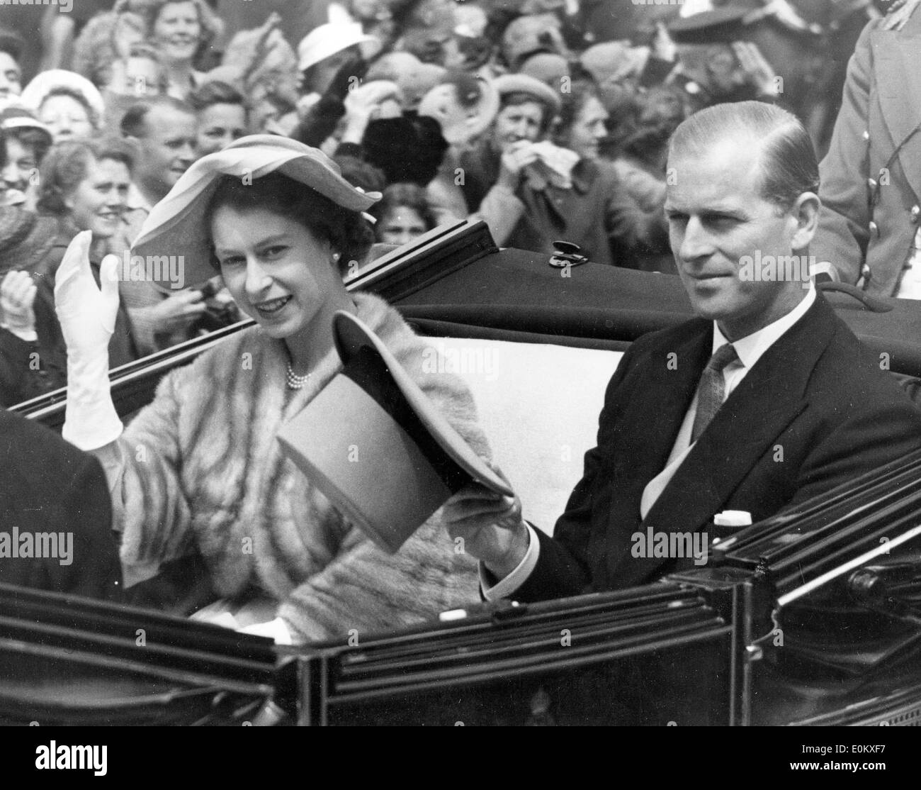 La regina Elisabetta II e del Principe Filippo che arrivano in Ascot in auto Foto Stock