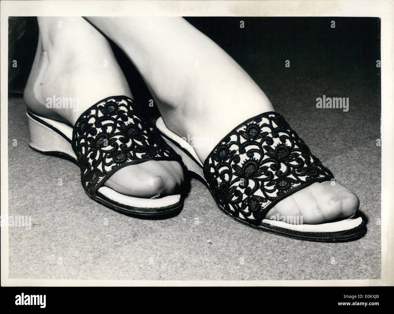 Ottobre 10, 1952 - Nuovi stili in calzature in mostra a Londra. Lo stile per il TV hostess. La foto mostra un TV Hostess mulo di pizzo nero su raso rosa è uno dei nuovi stili di scarpa in mostra presso il Washington Hotel, Londra, oggi. Foto Stock