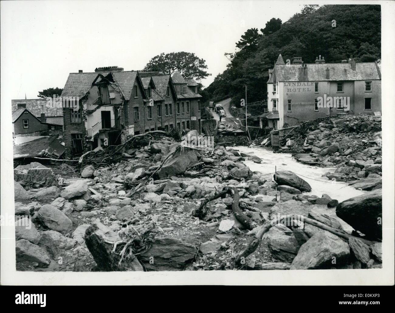 Agosto 08, 1952 - 34 spinti morti nel disastro: 24 i popoli sono presunti morti e molti manca a causa delle inondazioni che hanno colpito Exmoor e devastato il piccolo North Devon resort di Lynmouth., Lynton e Lynmouth sosteneva il peso della catastrofe quando il fiume Lynn si è rigonfiato torrent e è stato deviato dal suo corso. Esso ha imperversato attraverso le strade di Lynmouth e lasciato le strade di Lynmouth e lasciato il villaggio un shamble. La foto mostra la penosa scena della devastazione causata dalle inondazioni a Lynmouth. Foto Stock