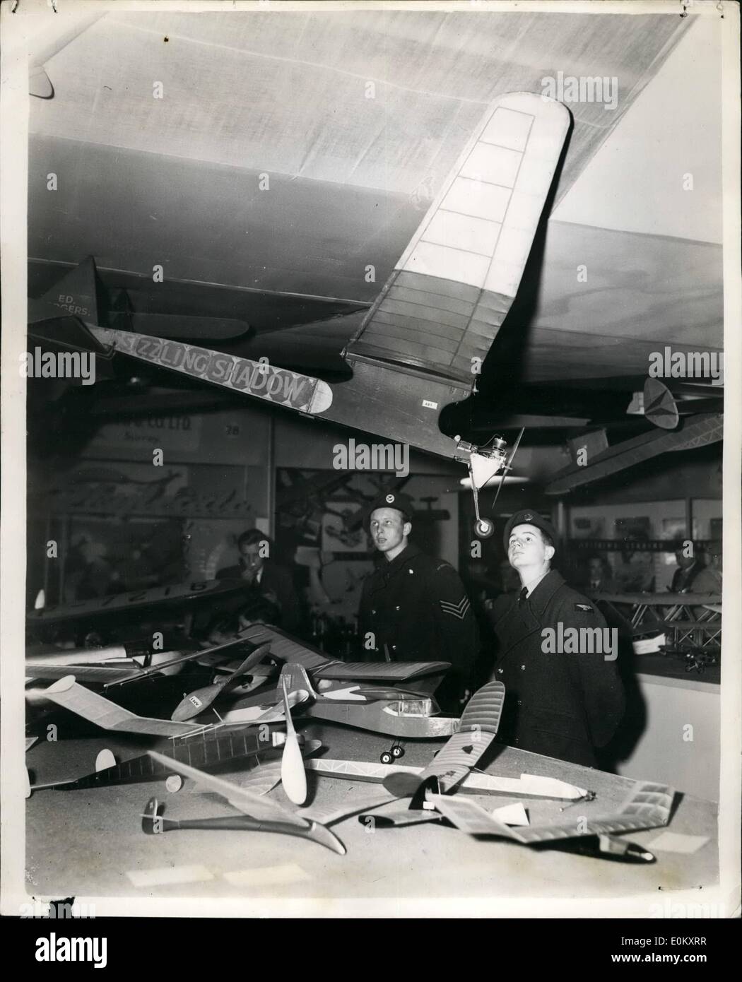 Ottobre 10, 1952 - Ingegnere modello di esposizione. La foto mostra una vista del modello di aeroplano a l'Ingegnere modello di esposizione è stato inaugurato oggi Foto Stock