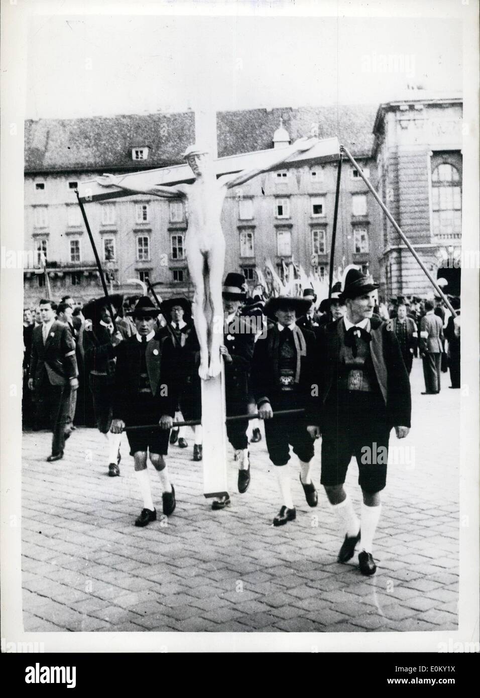 Sett. 09, 1952 - Austrian cerimonie cattoliche in Vienna. I Fedeli in costume tirolese: la festosa pontificio messa in Vienna's Heldenplats, nella parte anteriore del Hofbug, ex città imperiale Residence - ha segnato il culmine del grande Austrian cerimonie cattoliche di recente. Un abbracci folla riunita per ascoltare il sermone consegnato dal Cardinale Theodore Innitaer - durante il quale il Cardinale ha detto che la Chiesa è sempre pronta a mediare nella ''guerra fredda''. Il Cardinale ha parlato di proxy per Sua Santità il Papa Foto Stock