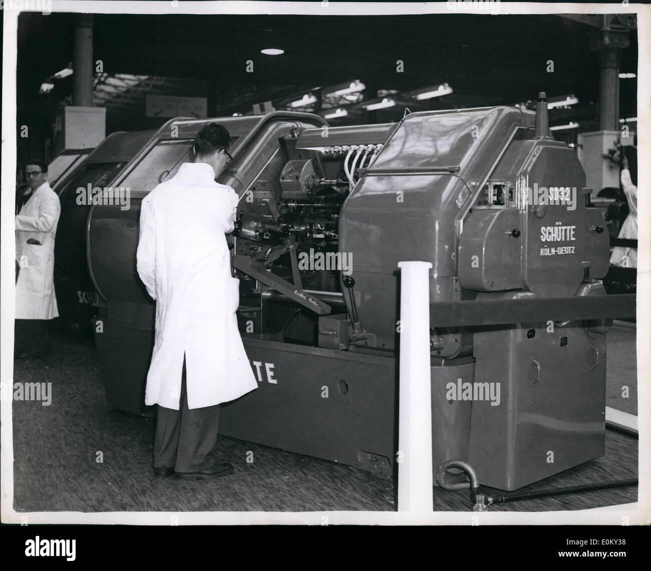 Sett. 09, 1952 - Due mila macchina In mostra a Londra ultime produzioni provenienti da molti paesi: Circa due mila macchine - alcuni di essi essendo le ultime produzioni provenienti dagli Stati Uniti - Belgio - Germania - Svizzera - ect. sono in mostra presso la International macchina utensile mostra che si è aperta a Olympia oggi. La foto mostra: il tedesco Schutte Fourspindle Taglio Automatico che ha Arresto e avvio delle leve di azionamento su entrambi i lati della macchina. Foto Stock