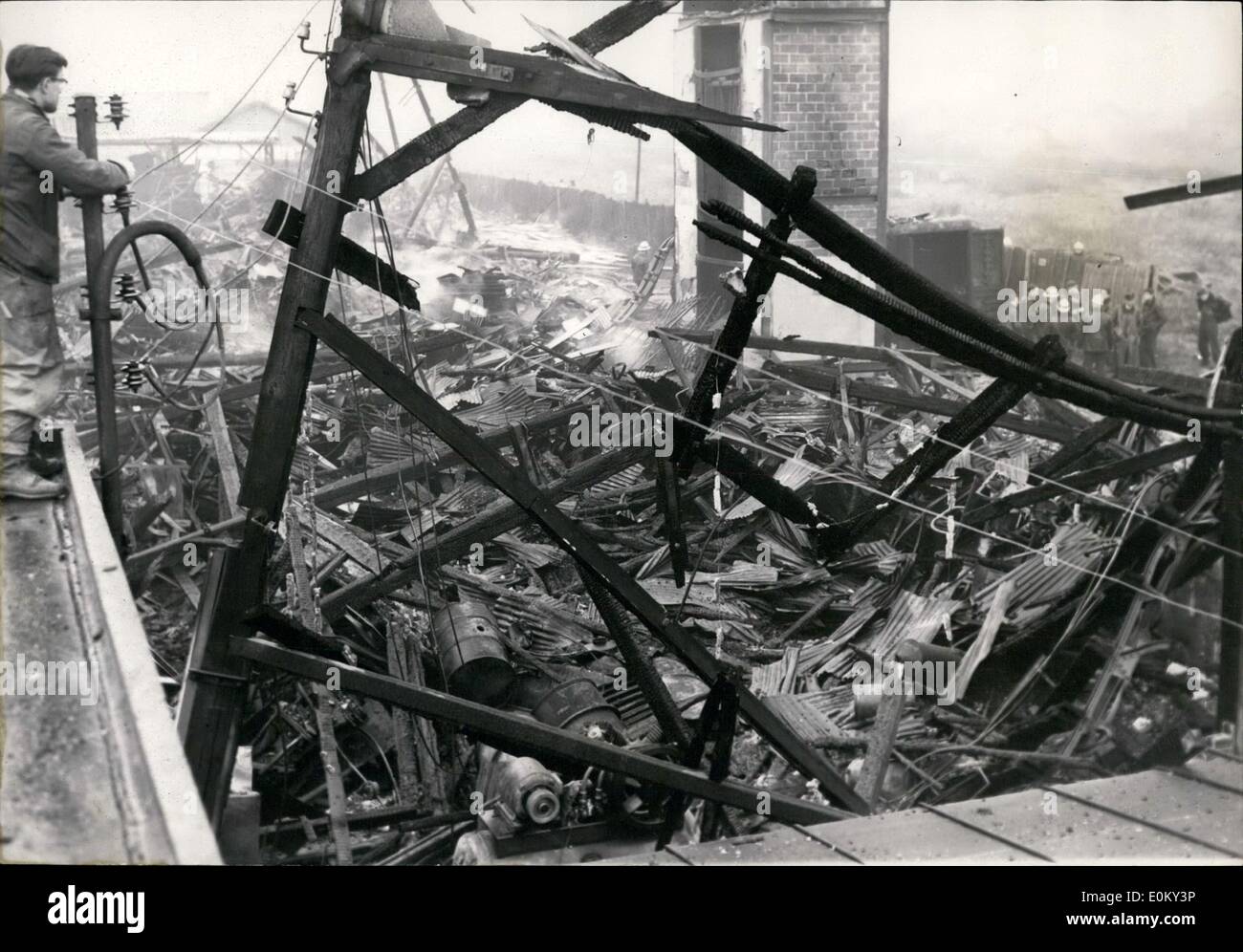 Nov. 11, 1952 - un importante mobili fabbrica distrutta dagli incendi: fabbrica di mobili Cozette a Bobigny recentemente è stato completamente distrutto dal fuoco nel corso della notte. Diciotto motori Fire erano chiamati a combattere il fuoco. La foto mostra una scena durante la lotta contro l'incendio che distrusse completamente la fabbrica mentre il trasformatore è rimasta solo una intatta. Foto Stock