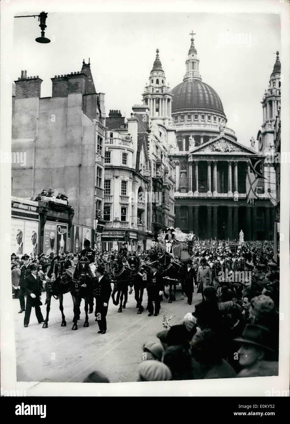 Nov. 11, 1952 - Sindaco S Show. Sfilata Ludgate Hill. La foto mostra la scena su Ludgate Hill - come Cattedrale di San Paolo costituisce uno sfondo adatto per il trasporto di Lord Mayor - durante la manifestazione di oggi. Il nuovo Sindaco è Sir Rupert De La Bere. Foto Stock