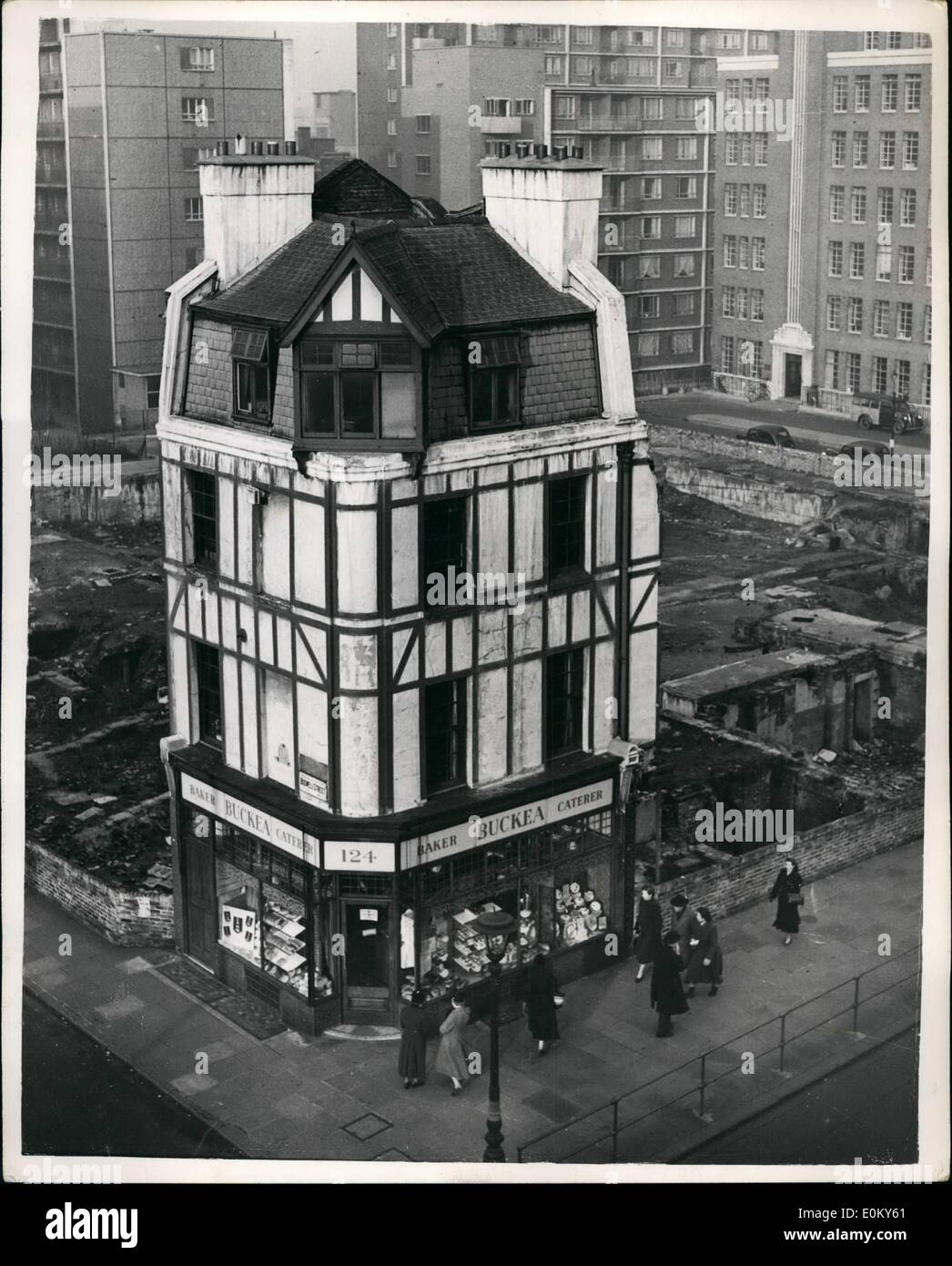 Nov. 11, 1952 - Sta da solo antico e moderno a Londra: un po' di vecchio sopravvive di Londra sul sito di blitz in corrispondenza della zona di spigolo di Boswell Street e theobalds Road, Holborn. Essa contrasta con il moderno blocco di appartamenti del consiglio e dell'aviazione civile uffici in background. Foto Stock