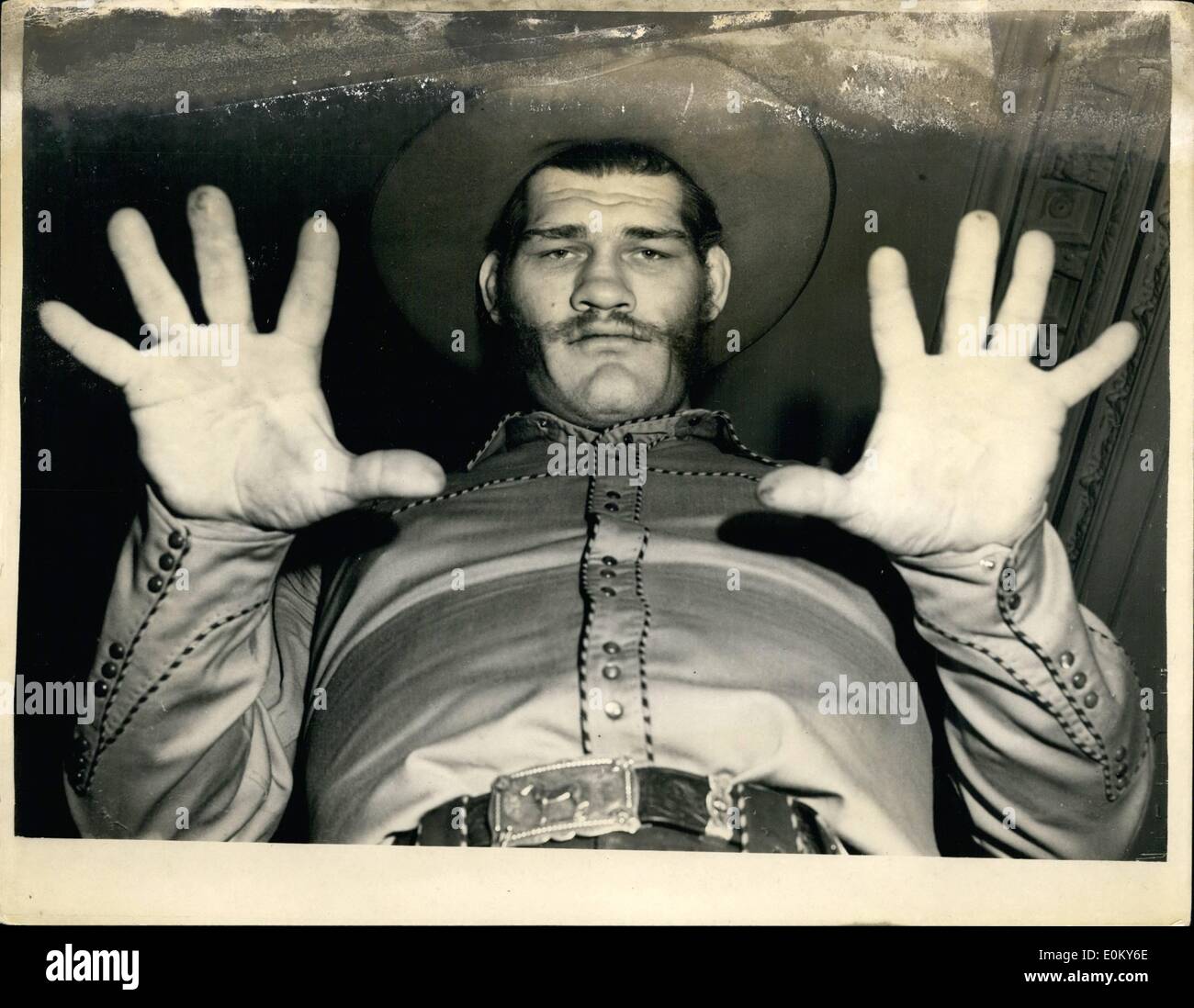 Nov. 11, 1952 - Il Cowboy di wrestling dal Texas, il touch guy; Sky Hi Lee la 6ft. 10 1/2 in 22 passi americano gigante di wrestling dal Texas Wrestling center presso la Albert Hall domani sera. La foto mostra una espressione foresome sulla faccia di Siy Hi Lee quando è arrivato al suo hotel di Londra di questa mattina. Foto Stock