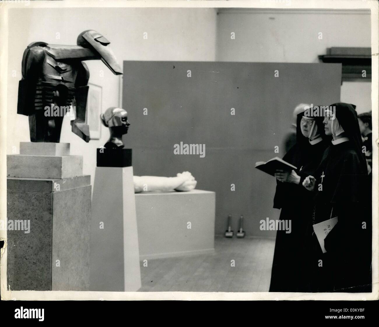 Sett. 09, 1952 - Epstein lavori in mostra; una retrospettiva del lavoro del sig. Jacob Epstein, organizzato dal Consiglio delle arti, apre domani alla Tate Gallery. Un 100 dei suoi pezzi negli ultimi cinquanta anni sono su Vista. Mostra fotografica di Epstein bronzo del ''Rock Drill'' del 1913 vede oggi in questa vista privata della mostra. Foto Stock