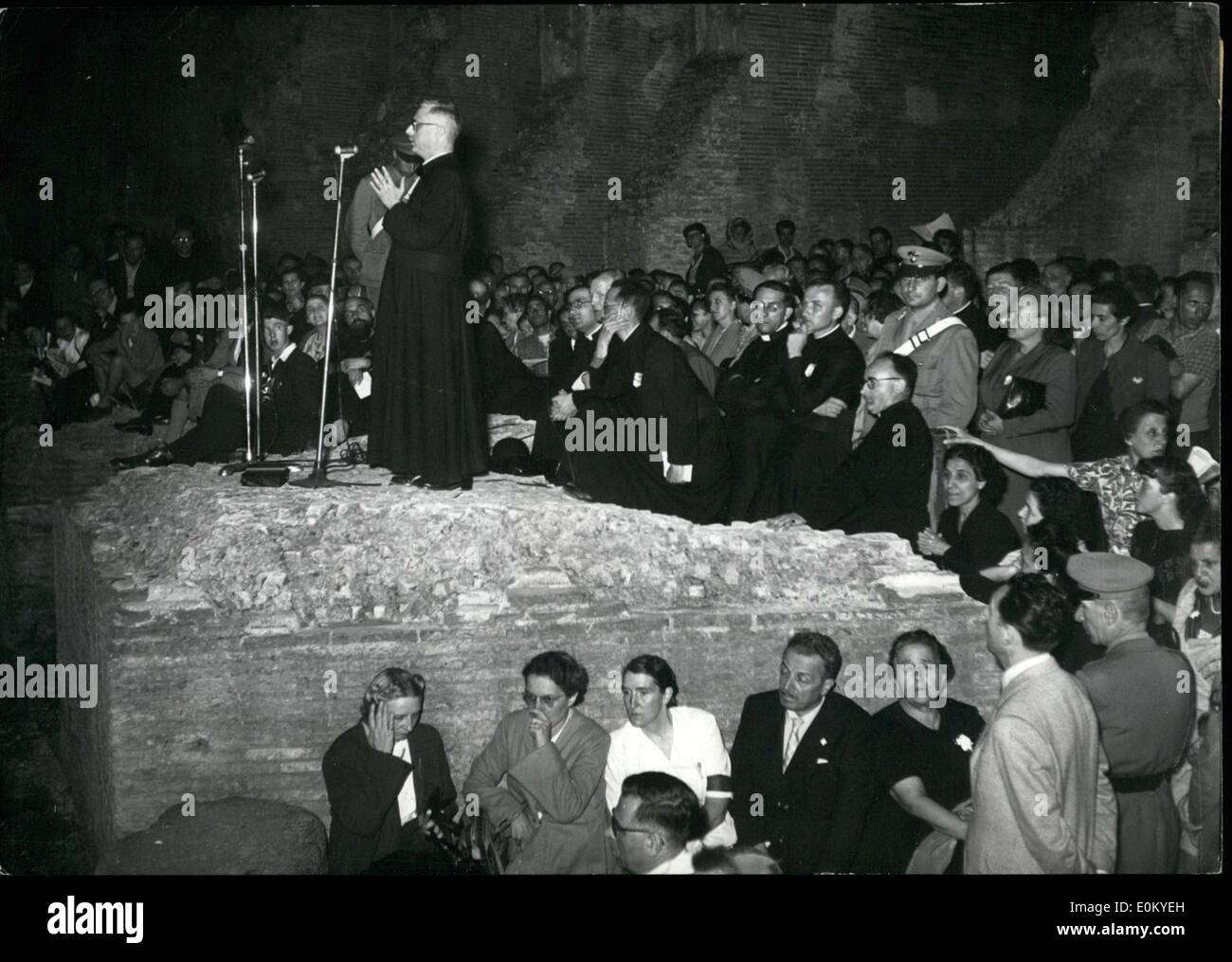 Sett. 14, 1952 - Padre Lombardi dando un sermone al Colosseo a Roma Foto Stock