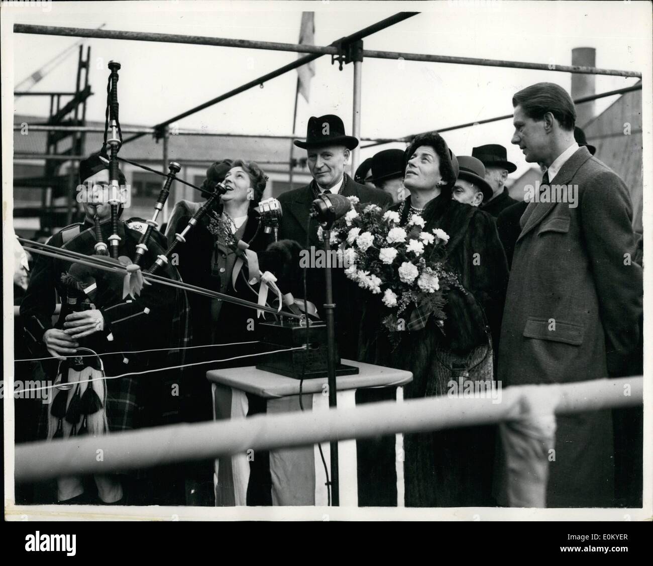 Nov. 11, 1952 - Camicia norvegese danneggiato nel lancio di incidente a Southampton. La camicia norvegese Braemar, 5.000 - tonnellate , dopo essere stato lanciato dalla sig.ra Parqhaurson, moglie di Capt. Farquharson, di Invercauld , non è riuscita a spostare l'aria compressa il tampone è stato portato in azione per spostare la sua, ma come la nave ha colpito l'acqua porta catena di trascinamento innestati . Ella cereered 400 yards attraverso il Fiume Itchen e arata 10ft in un pontile in legno sulla riva opposta. Mostra fotografica di Francesco Farquharson tira il comando di avvio della nave. Con lei per la sua destra è H.E Foto Stock