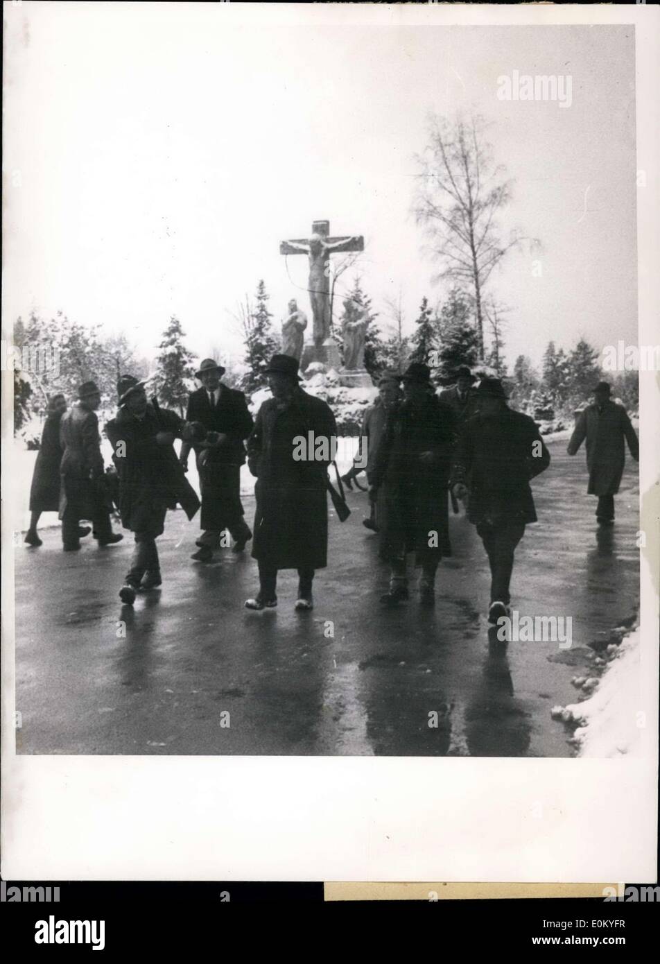Nov. 14, 1952 - La caccia nel bosco cimitero. Il Monaco di Baviera Forest Cemetery è un luogo a caccia di cervi e conigli invece di uno ha deciso di venire perché gli animali nella loro ricerca per gli alimenti e i mangimi dove i fiori dalle tombe. Tutti i tentativi di spaventare gli animali non hanno avuto successo e si è constatato che hanno davvero reso il cimitero il loro inverno home. Cinque i cacciatori e i quattro piloti hanno preso parte alla caccia per dieci lepri. A Monaco di Baviera le case di riposo per anziani di notte, vi è stata l'arrosto di lepre. Foto Stock