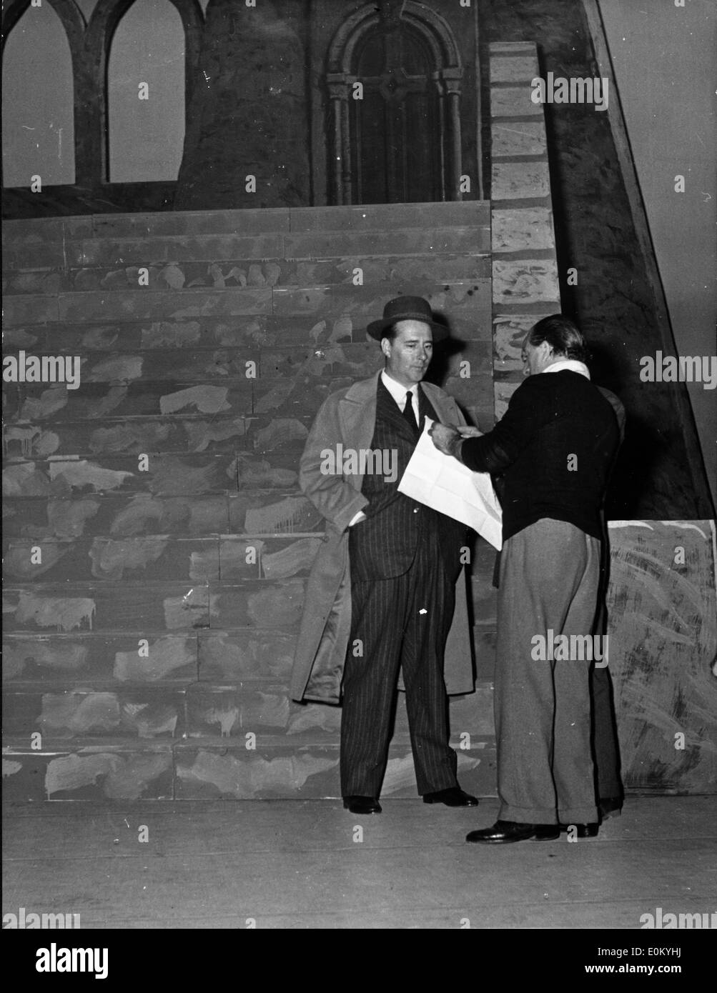 Regista Roberto Rossellini esaminando i piani di scena per "Othello" Foto Stock